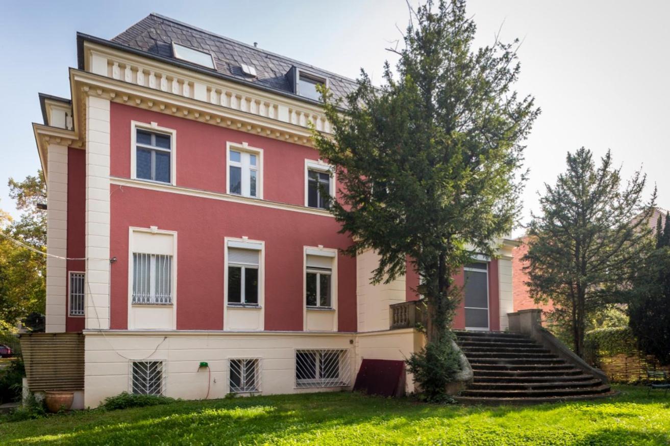 Charming Garden Apartment